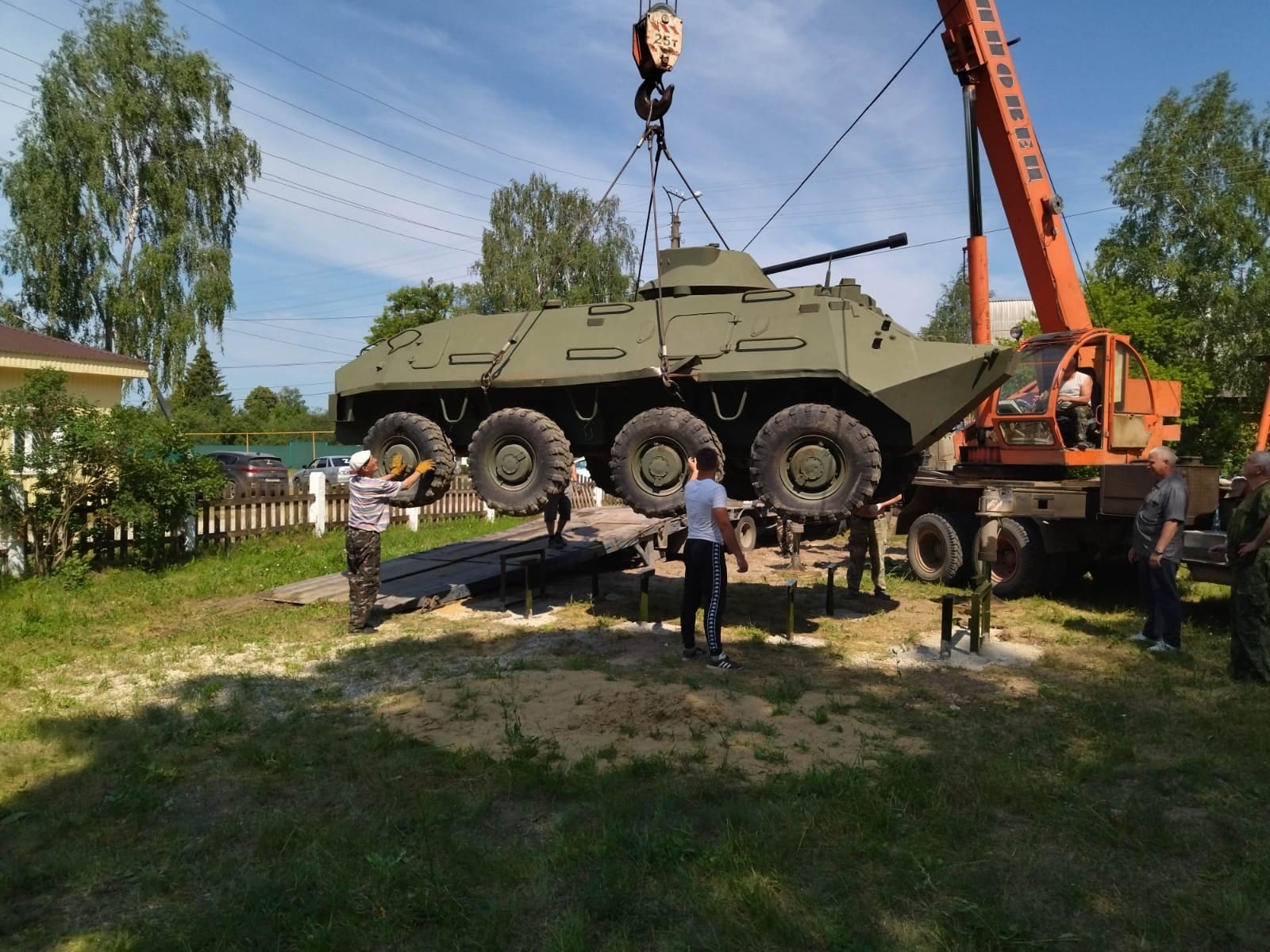 ПЕРЕД ЗДАНИЕМ ВОЕНКОМАТА В ТЕМНИКОВЕ ПОЛНЫМ ХОДОМ ИДУТ СТРОИТЕЛЬНЫЕ РАБОТЫ ПО УСТАНОВКЕ МЕМОРИАЛА &amp;quot;УЧАСТНИКАМ ЛОКАЛЬНЫХ ВОЙН И ВООРУЖЕННЫХ КОНФЛИКТОВ&amp;quot;.